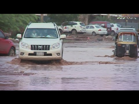 شاهد الأمطار تشل الحركة في الخرطوم