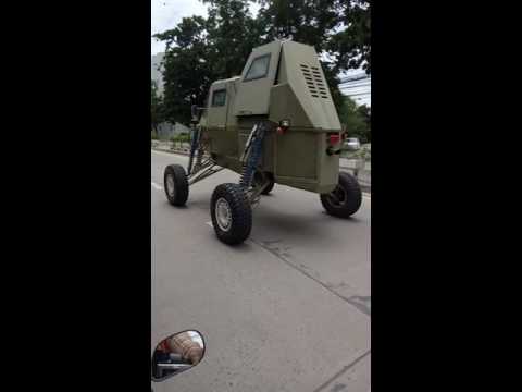 سيارة غريبة تتجول في شوارع تايلاند