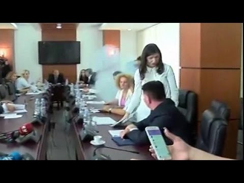 بالفيديو إطلاق غاز داخل برلمان كوسوفو قبيل التصويت على الاتفاقية