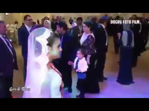 شاهد عريس يسمح لزوجته بالرقص مع حبيبها السابق في حفل زفافهما