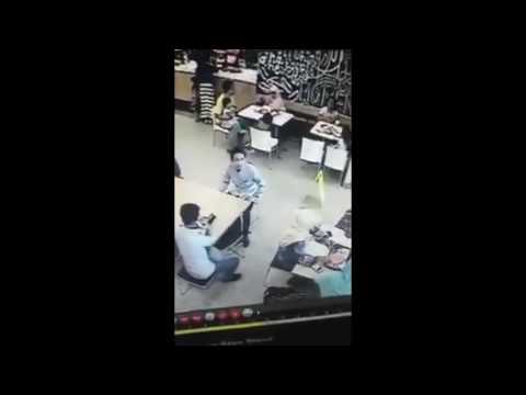 شاهد لحظة سرقة شابين لفتاة خليجية بطريقة ماكرة