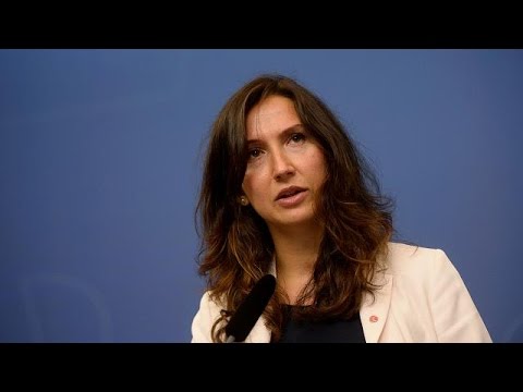 شاهد الكحول يتسبب باستقالة أصغر وزيرة في السويد