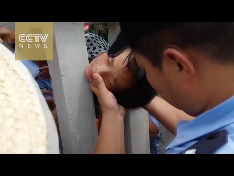 طفلة صينية تحشر رأسها في سور السكة الحديد والصدفة تنقذها