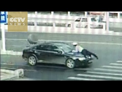 مطاردة كوميدية بين شرطي مرور وتاجر مخدرات