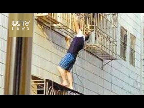 سبايدر مان حقيقي يصعد على عمارة سكنية لينقذ طفلًا