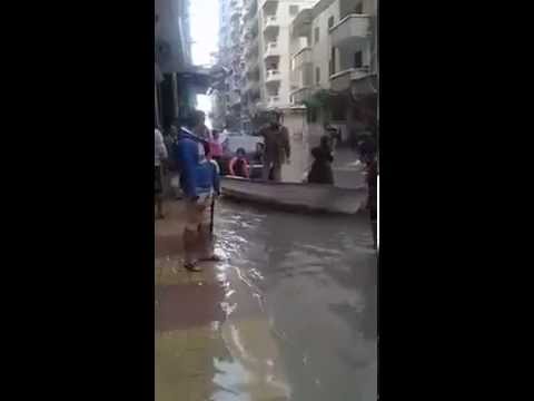 الأهالي يستخدمون المراكب في شوارع الإسكندرية