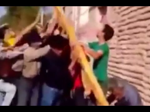 مواطنين تجمعوا لرفع عمود كهربائي فصعقتهم الكهرباء جميعاً