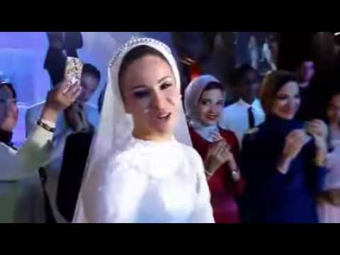 بالفيديو فتاة تبهر شقيقتها العروس والحضور بـطبطب على قلبي بحنية