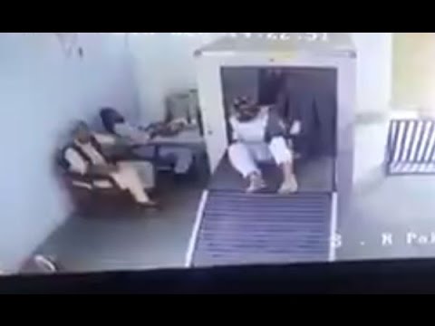 مسافر غبى يدخل بنفسه في جهاز تفتيش الحقائب