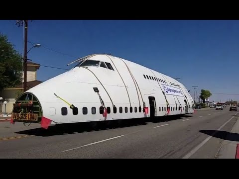 شاهد عملية نقل شاحنة لوجه طائرة على الطرقات العامة