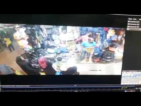 امرأة تسرق من إحدى محلات الإسكندرية وتخفيها أسفل عباءتها