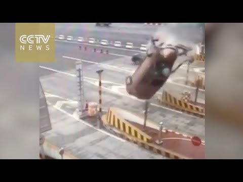 سائق يصطدم بحاجز اسمنتي فيطير بزاوية 360 درجة