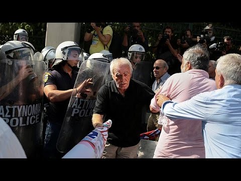 الشرطة اليونانية تطلق الغاز المسيل للدموع على عدد من المتقاعدين