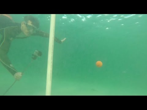 شاب يسجل هدفًا في أول حفرة غولف تحت الماء