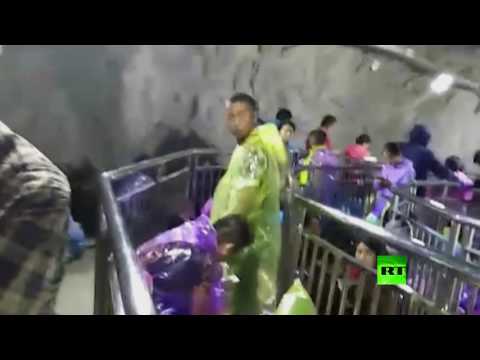 سياح يعلقون داخلعربات تيليفريك في الصين