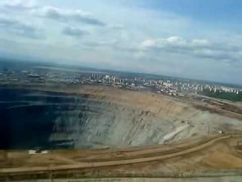أكبرحفرة اصطناعية في العالم في منجم ألماس في روسيا