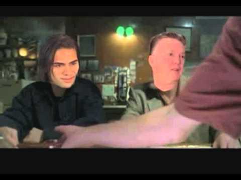 فالكاو يهاجم فان جال ويضربه بـكأس