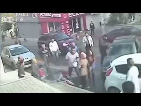 بالفيديو سيارة مسرعة تصدم امرأة وابنها وسط الشارع