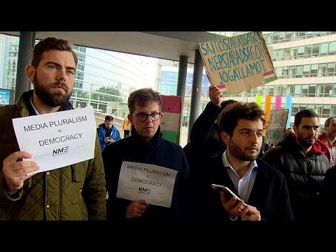 صحافيون يتظاهرون دعما لحرية الإعلام في المجر في بروكسل