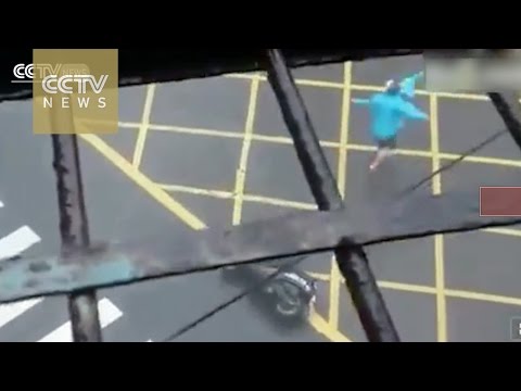 الرياح القوية تطير سائقًا من فوق دراجته النارية