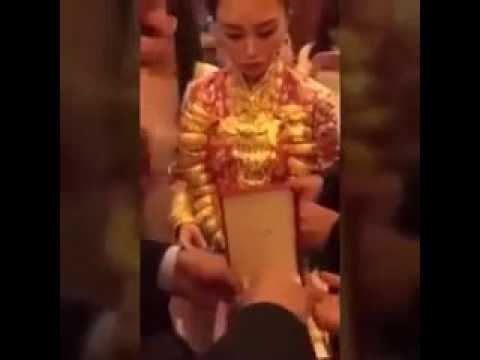 عريس يعطي عروسه  مهر وزنها ذهب