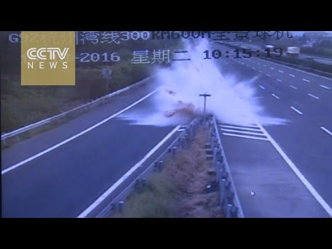 حزام الأمان يُنقذ السائق والركاب من حادث مروّع