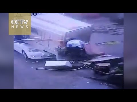 الرياح تقتلع محطة تحصيل رسوم وتترك العامل في مكانه