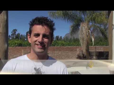 الغطس داخل أقفاص إلى جانب التماسيح في مشاهد تخطف القلب