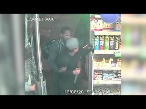 بريطاني ينقذ شابًا اقتحم متجره من عصابة مسلحة