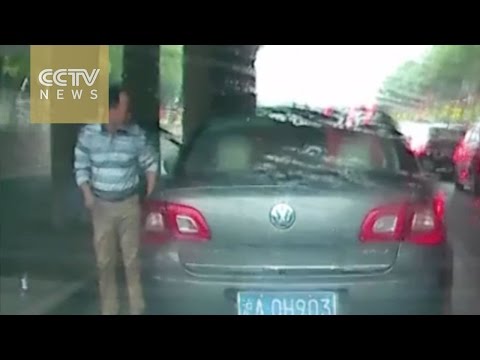 بالفيديو  أب يوبخ بشدة ابنه على إلقاء القمامة في الشارع