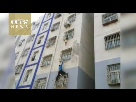 بالفيديو  صيني شجاع يتسلق مبنى دون معدات أمان لإنقاذ حياة طفل