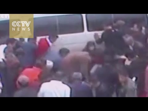 المارّة يرفعون ميكروباص لإنقاذ رجل مسنّ
