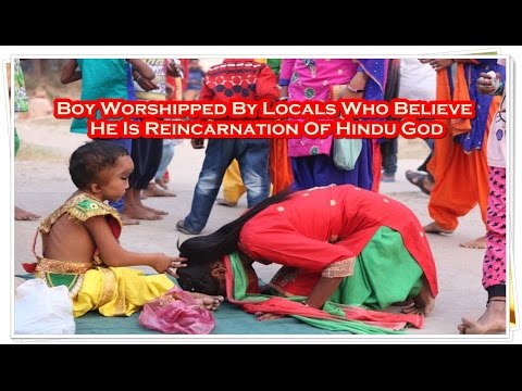 بالفيديو قرويون يعبدون طفلًا صغيرًا يشبه إله الحظ الهندوسي