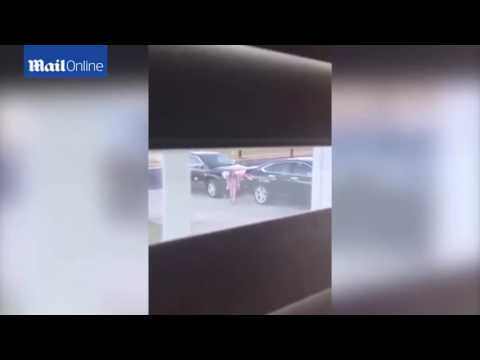 والدان ينفذان مقلبًا مرعبًا في طفلتهما