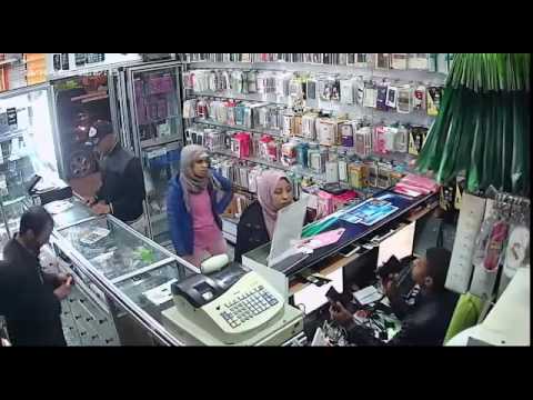 لحظة سرقة هاتف من داخل محل