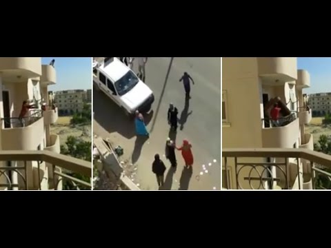 شبّان يعتدون على امرأة ويطردونها من منزلها