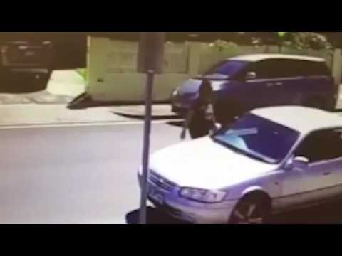 سيّدة تحاول إحباط سرقة سيّارة في داخلها طفلة