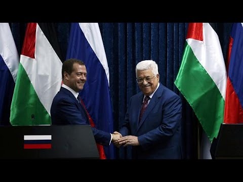 ديميتري ميدفييديف في الضفة الغربية يدعو إلى إحياء مفاوضات السلام