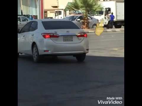 شاهد شاب يعتدي على سائق شاحنة في محافظة الخرج في السعودية