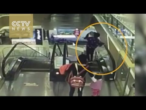 جدة تُلقى بحفيدها من الطابق الثالث دون قصد