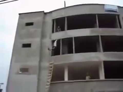 عامل يُدهش العالم بقدرته الخارقة في البناء