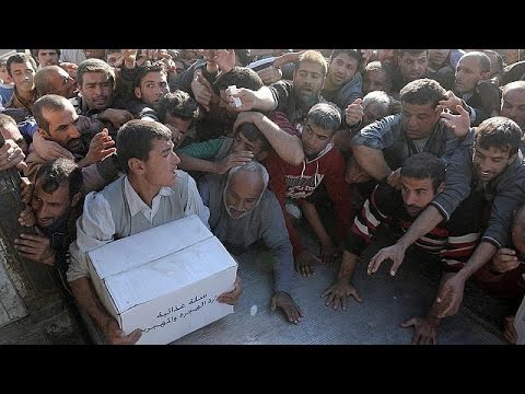 شاهد أهالي الموصل يهرعون للحصول على المساعدات الغذائيّة