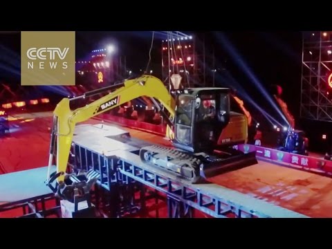 رجل صيني يقود الحفّار على مستوى واحد فقط