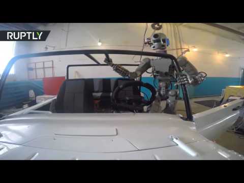 شاهد روبوت روسي على هيئة إنسان يستطيع عمل كل شئ