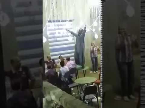 رجل يتعرض لسقطة مروعة أثناء رقصه في أحد الأفراح