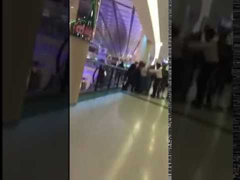 سعودي يحاول إلقاء شاب من الدور الثالث في مركز تجاري