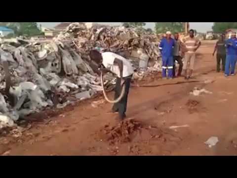 ساحر يمسك ثعبانًا ويساعده على النوم