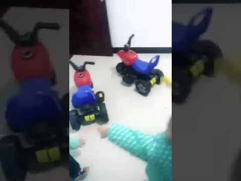 ثلاثة توائم يلقنون بعضهم علقة ساخنة