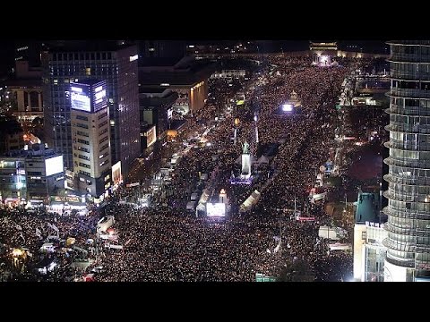 مظاهرة ضخمة للمطالبة بتنحي الرئيس بارك غوينهي