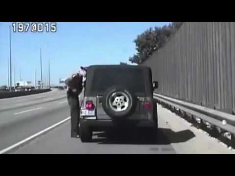 شاهد  سيّدة مخمورة تدهس شرطيًا وتتسبب في انقلاب سيارة أخرى